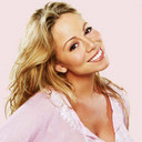 Mariah Carey sonríe Feliz